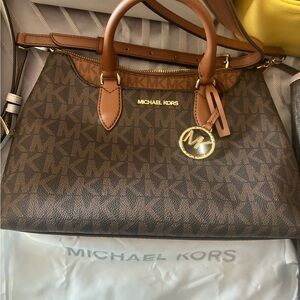 Excellent used condition Michael kors crossbody bag